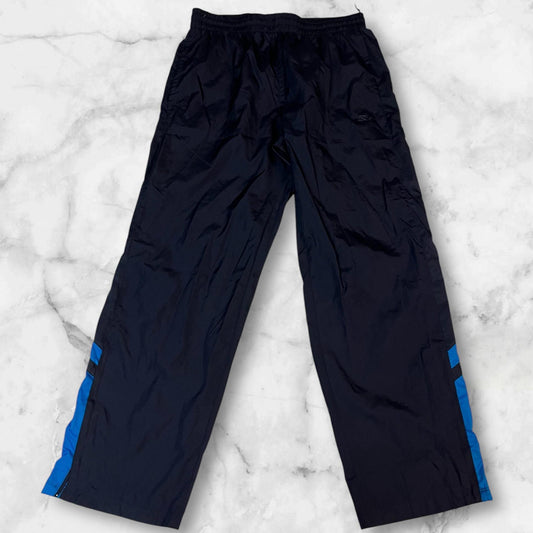 Entdecke unsere Vintage Track Pants von Nike und anderen Marken, erhältlich bei Valuxery.de - Dein Shop für trendige Vintage - Kleidung. Unsere Track Pants sind aus hochwertigen Materialien und
