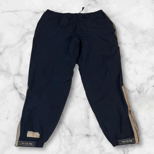 Entdecke unsere Vintage Track Pants von Nike und anderen Marken, erhältlich bei Valuxery.de - Dein Shop für trendige Vintage - Kleidung. Unsere Track Pants sind aus hochwertigen Materialien und