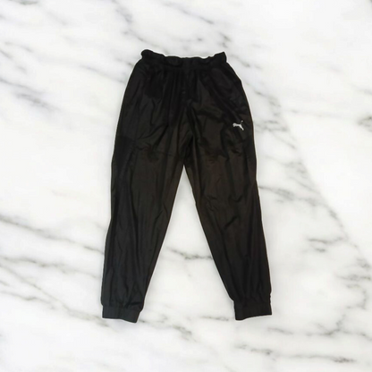 Entdecke unsere Vintage Track Pants von Nike und anderen Marken, erhältlich bei Valuxery.de - Dein Shop für trendige Vintage - Kleidung. Unsere Track Pants sind aus hochwertigen Materialien und