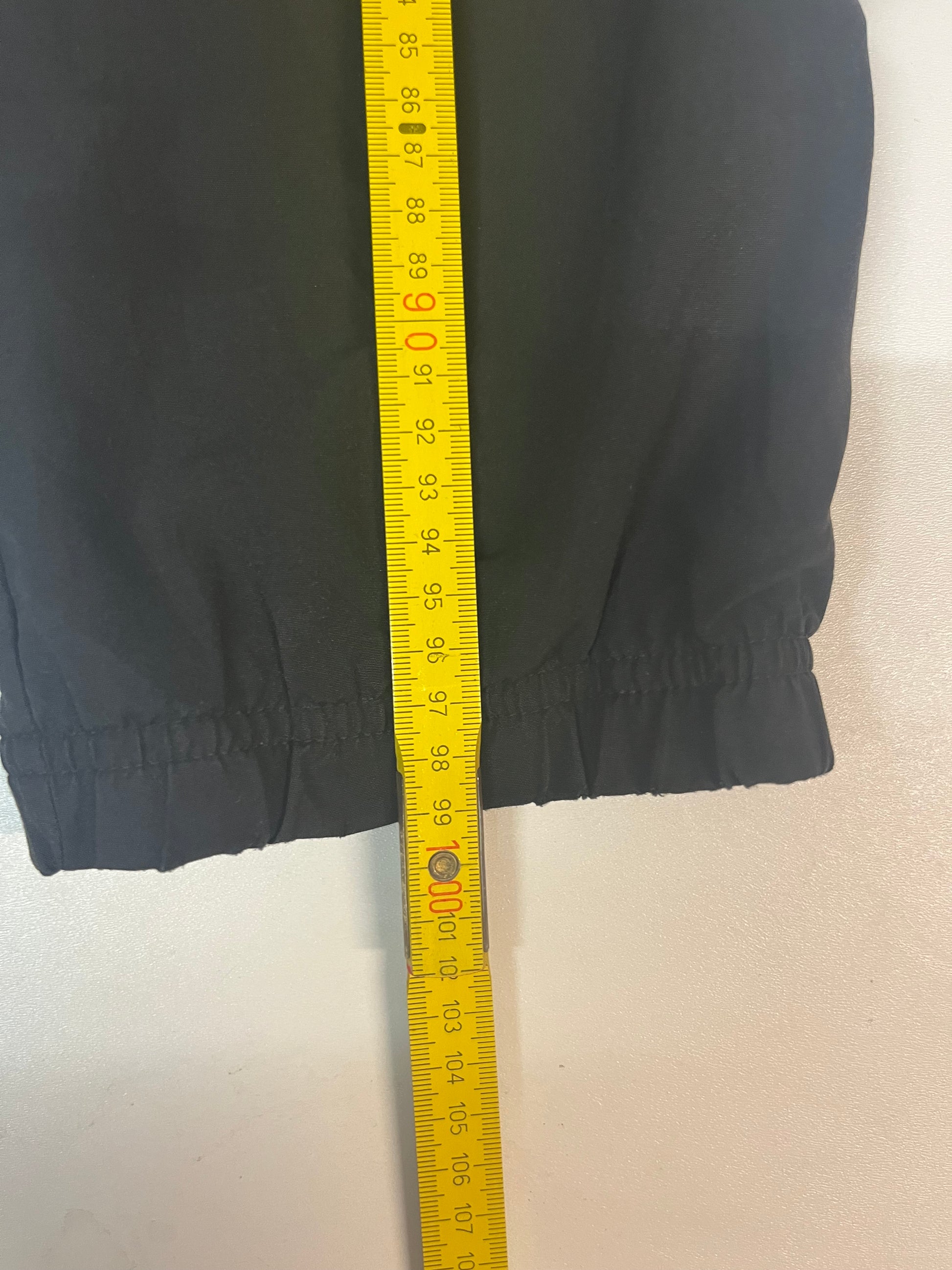 Entdecke unsere Vintage Track Pants von Nike und anderen Marken, erhältlich bei Valuxery.de - Dein Shop für trendige Vintage - Kleidung. Unsere Track Pants sind aus hochwertigen Materialien und