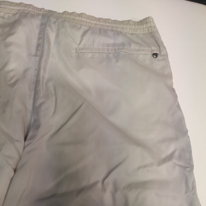 Entdecke unsere Vintage Track Pants von Nike und anderen Marken, erhältlich bei Valuxery.de - Dein Shop für trendige Vintage - Kleidung. Unsere Track Pants sind aus hochwertigen Materialien und