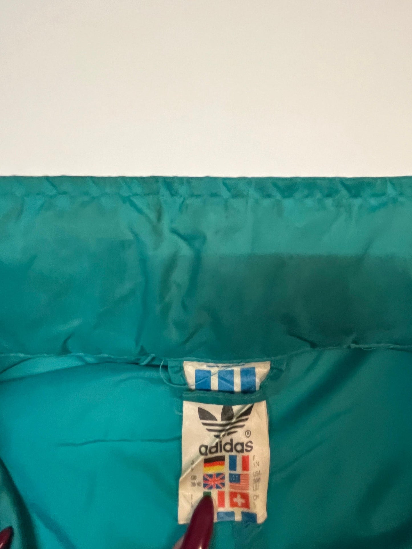 Entdecke unsere Vintage Track Pants von Nike und anderen Marken, erhältlich bei Valuxery.de - Dein Shop für trendige Vintage - Kleidung. Unsere Track Pants sind aus hochwertigen Materialien und