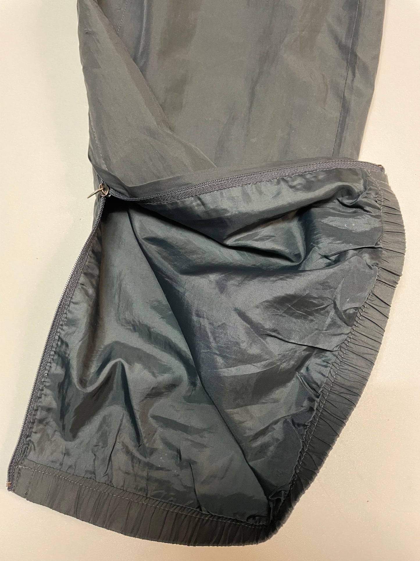 Entdecke unsere Vintage Track Pants von Nike und anderen Marken, erhältlich bei Valuxery.de - Dein Shop für trendige Vintage - Kleidung. Unsere Track Pants sind aus hochwertigen Materialien und