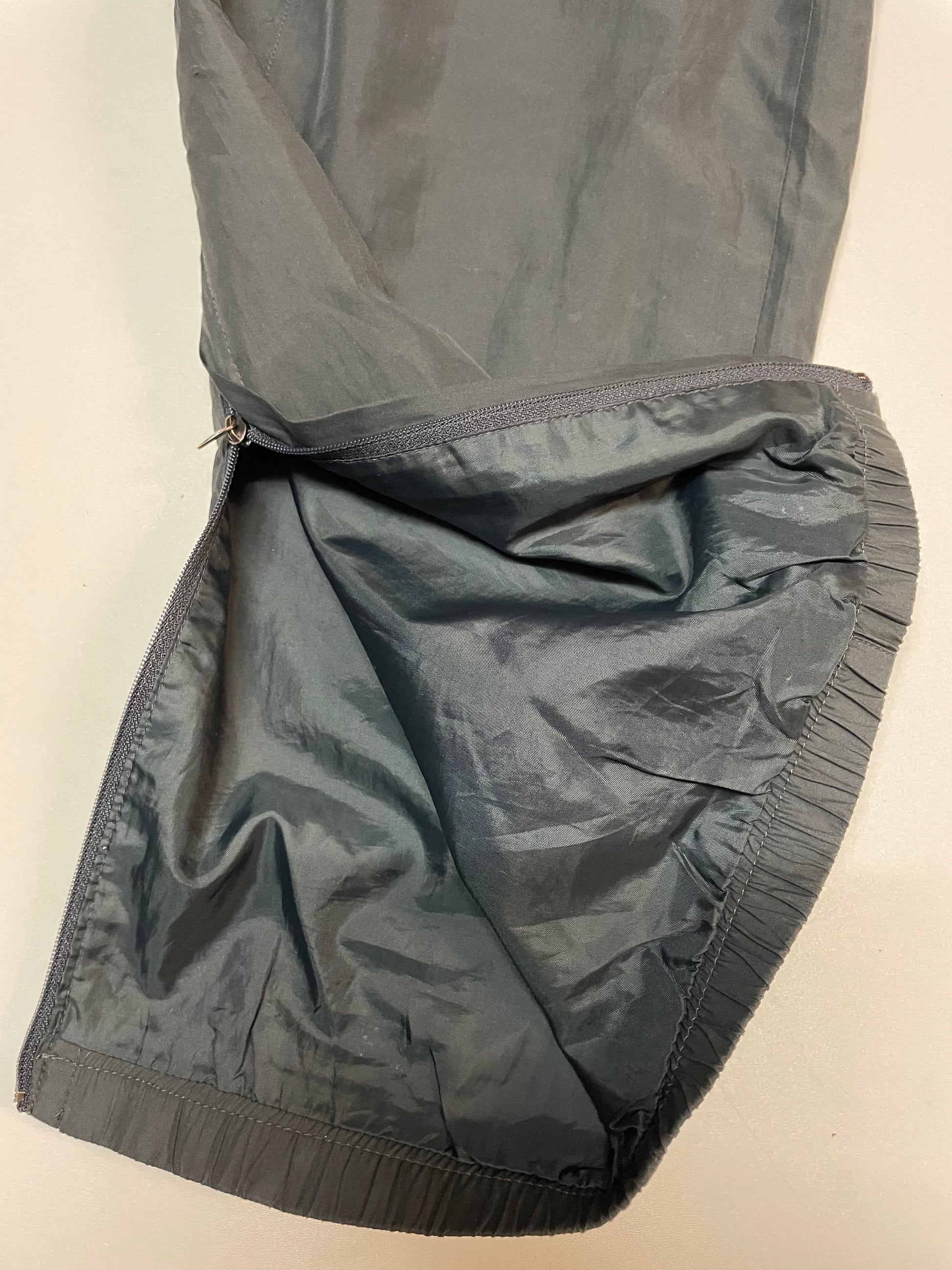 Entdecke unsere Vintage Track Pants von Nike und anderen Marken, erhältlich bei Valuxery.de - Dein Shop für trendige Vintage - Kleidung. Unsere Track Pants sind aus hochwertigen Materialien und