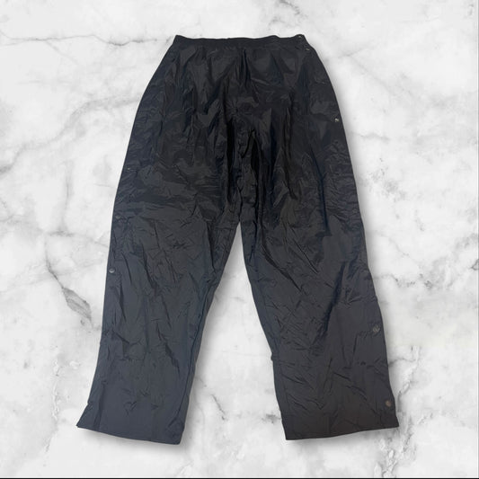 Entdecke unsere Vintage Track Pants von Nike und anderen Marken, erhältlich bei Valuxery.de - Dein Shop für trendige Vintage - Kleidung. Unsere Track Pants sind aus hochwertigen Materialien und