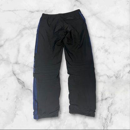 Entdecke unsere Vintage Track Pants von Nike und anderen Marken, erhältlich bei Valuxery.de - Dein Shop für trendige Vintage - Kleidung. Unsere Track Pants sind aus hochwertigen Materialien und