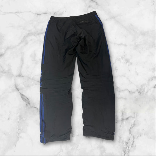 Entdecke unsere Vintage Track Pants von Nike und anderen Marken, erhältlich bei Valuxery.de - Dein Shop für trendige Vintage - Kleidung. Unsere Track Pants sind aus hochwertigen Materialien und