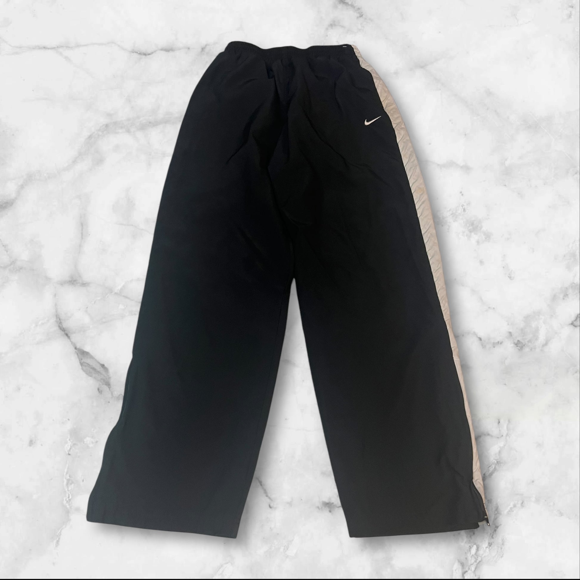 Entdecke unsere Vintage Track Pants von Nike und anderen Marken, erhältlich bei Valuxery.de - Dein Shop für trendige Vintage - Kleidung. Unsere Track Pants sind aus hochwertigen Materialien und