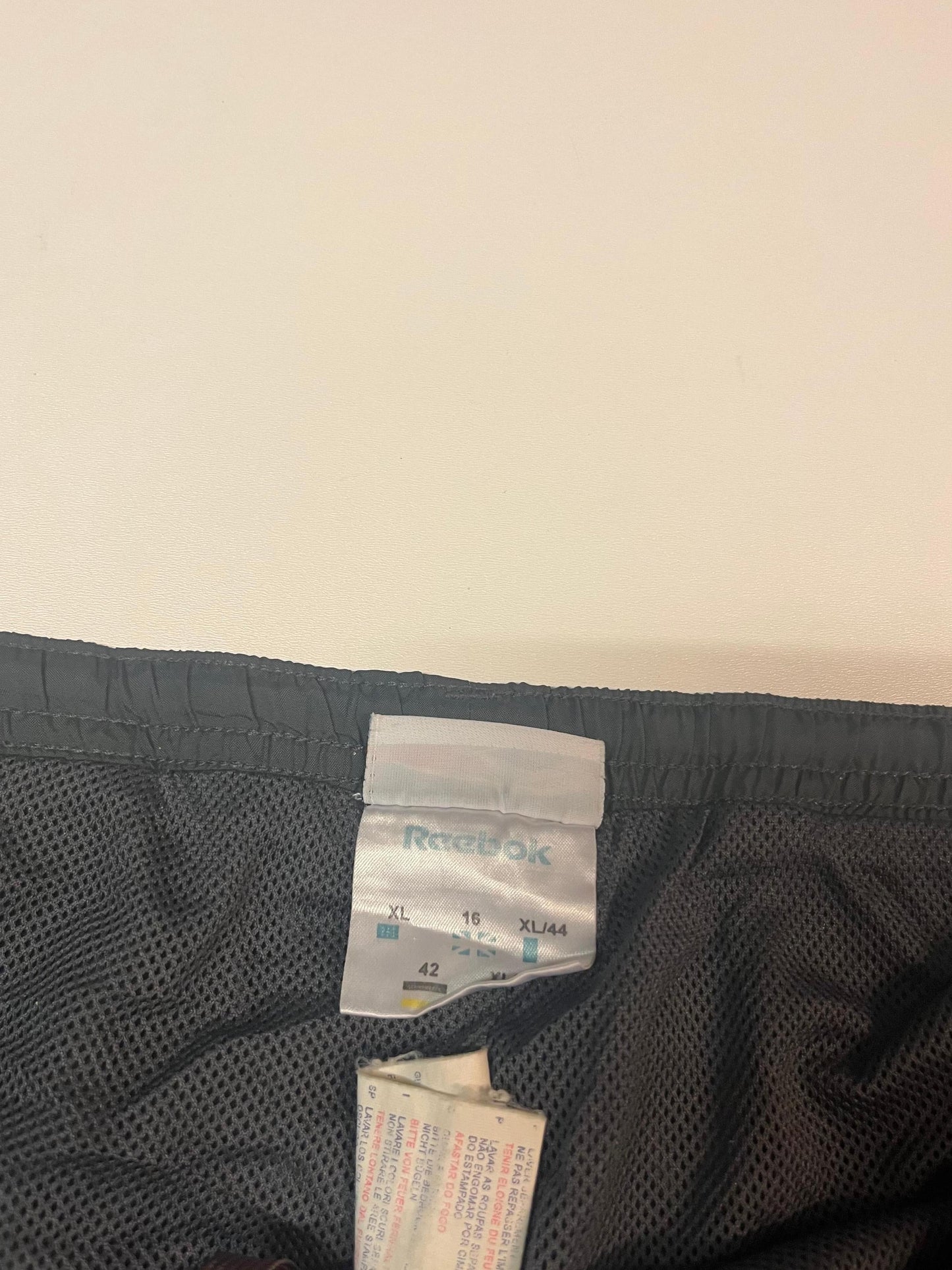 Entdecke unsere Vintage Track Pants von Nike und anderen Marken, erhältlich bei Valuxery.de - Dein Shop für trendige Vintage - Kleidung. Unsere Track Pants sind aus hochwertigen Materialien und