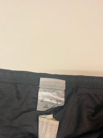 Entdecke unsere Vintage Track Pants von Nike und anderen Marken, erhältlich bei Valuxery.de - Dein Shop für trendige Vintage - Kleidung. Unsere Track Pants sind aus hochwertigen Materialien und