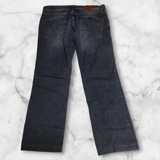 Entdecke unsere Vintage Track Pants von Nike und anderen Marken, erhältlich bei Valuxery.de - Dein Shop für trendige Vintage - Kleidung. Unsere Track Pants sind aus hochwertigen Materialien und