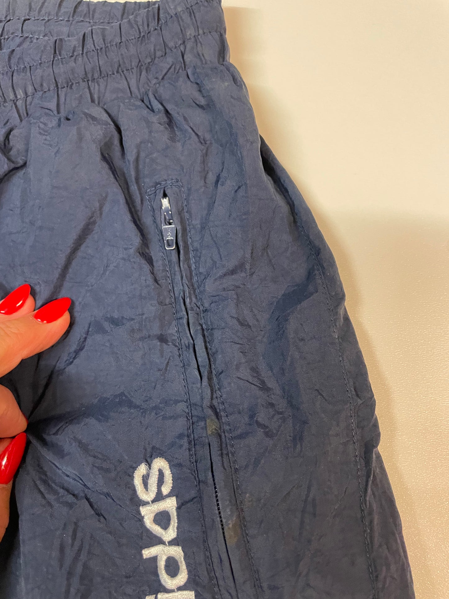 Entdecke unsere Vintage Track Pants von Nike und anderen Marken, erhältlich bei Valuxery.de - Dein Shop für trendige Vintage - Kleidung. Unsere Track Pants sind aus hochwertigen Materialien und