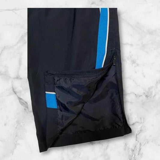 Entdecke unsere Vintage Track Pants von Nike und anderen Marken, erhältlich bei Valuxery.de - Dein Shop für trendige Vintage - Kleidung. Unsere Track Pants sind aus hochwertigen Materialien und