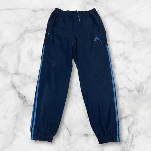 Entdecke unsere Vintage Track Pants von Nike und anderen Marken, erhältlich bei Valuxery.de - Dein Shop für trendige Vintage - Kleidung. Unsere Track Pants sind aus hochwertigen Materialien und