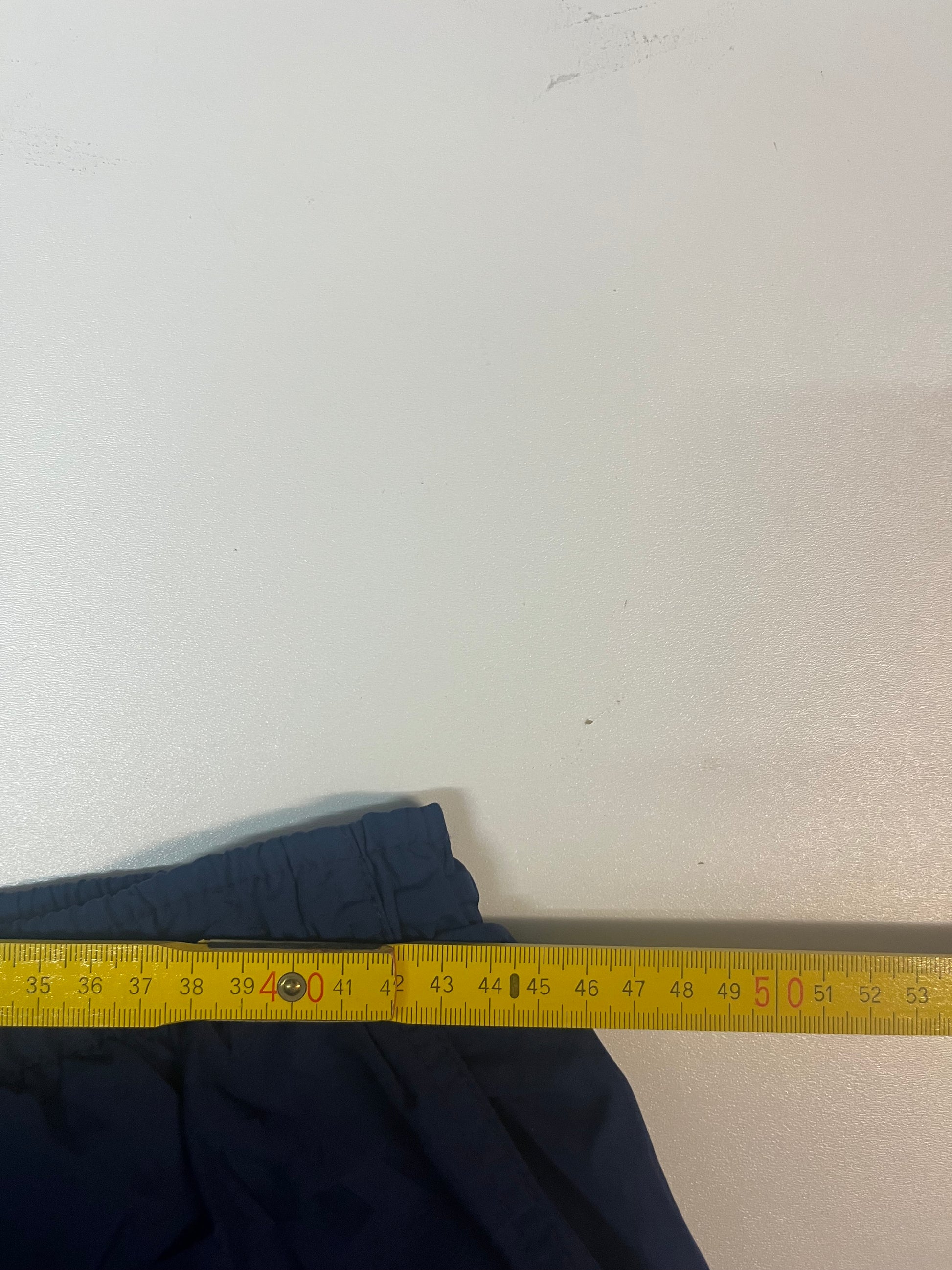 Entdecke unsere Vintage Track Pants von Nike und anderen Marken, erhältlich bei Valuxery.de - Dein Shop für trendige Vintage - Kleidung. Unsere Track Pants sind aus hochwertigen Materialien und