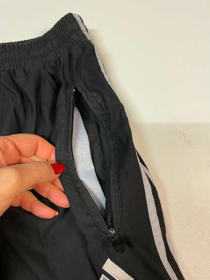Entdecke unsere Vintage Track Pants von Nike und anderen Marken, erhältlich bei Valuxery.de - Dein Shop für trendige Vintage - Kleidung. Unsere Track Pants sind aus hochwertigen Materialien und