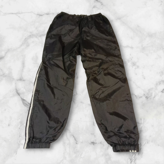 Entdecke unsere Vintage Track Pants von Nike und anderen Marken, erhältlich bei Valuxery.de - Dein Shop für trendige Vintage - Kleidung. Unsere Track Pants sind aus hochwertigen Materialien und