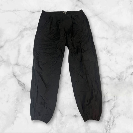 Entdecke unsere Vintage Track Pants von Nike und anderen Marken, erhältlich bei Valuxery.de - Dein Shop für trendige Vintage - Kleidung. Unsere Track Pants sind aus hochwertigen Materialien und