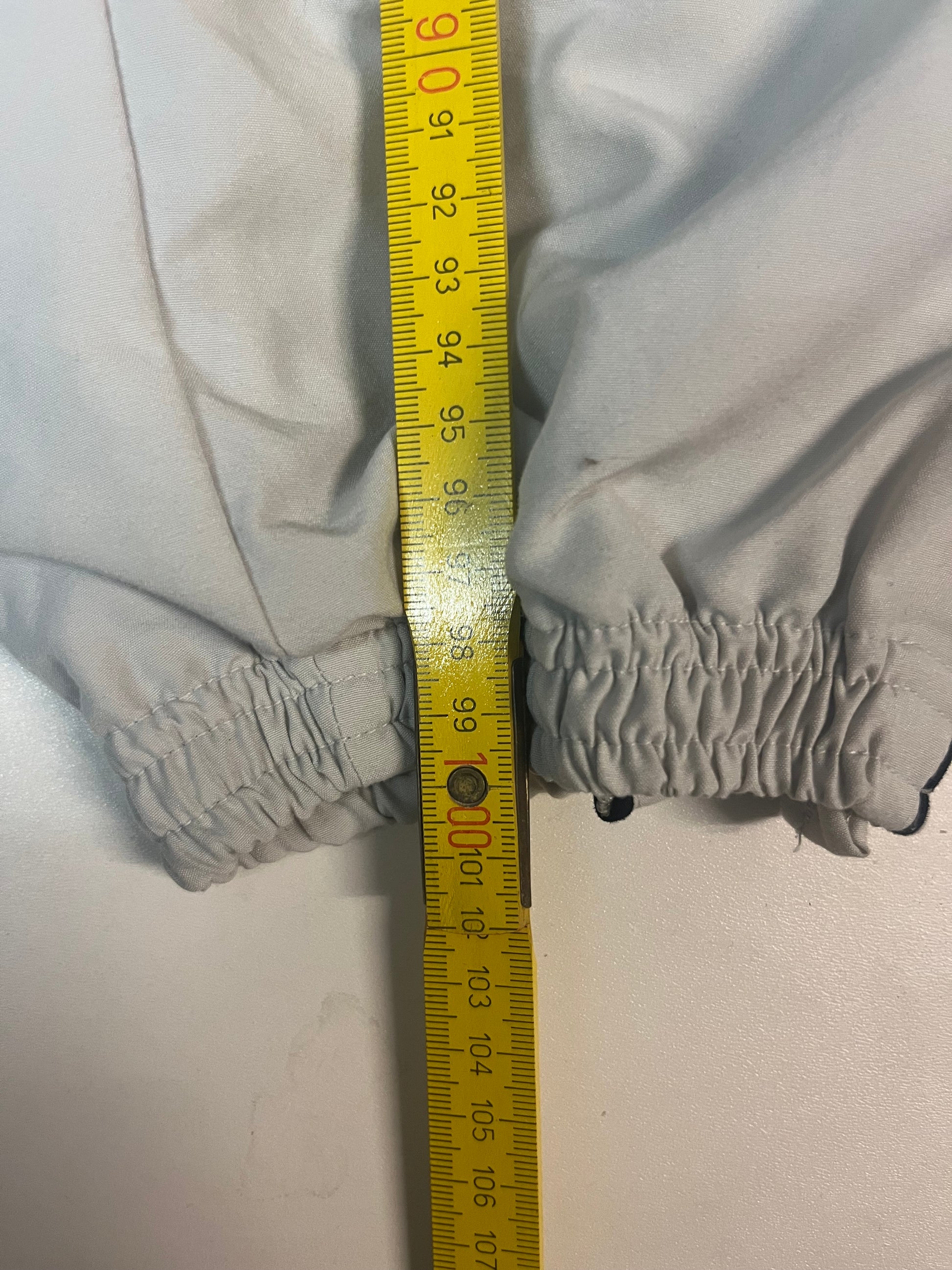 Entdecke unsere Vintage Track Pants von Nike und anderen Marken, erhältlich bei Valuxery.de - Dein Shop für trendige Vintage - Kleidung. Unsere Track Pants sind aus hochwertigen Materialien und