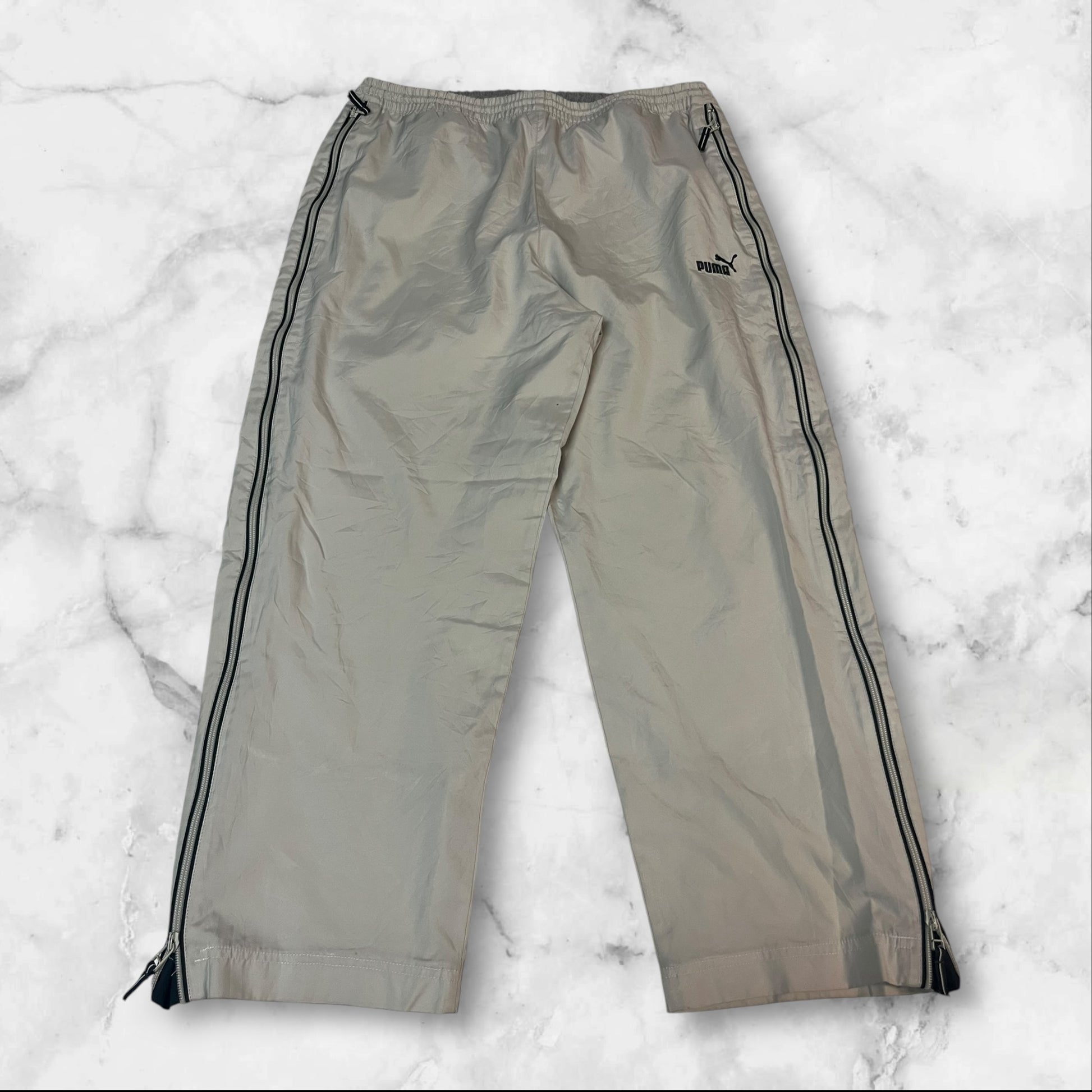 Entdecke unsere Vintage Track Pants von Nike und anderen Marken, erhältlich bei Valuxery.de - Dein Shop für trendige Vintage - Kleidung. Unsere Track Pants sind aus hochwertigen Materialien und