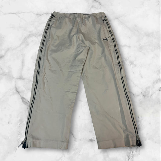 Entdecke unsere Vintage Track Pants von Nike und anderen Marken, erhältlich bei Valuxery.de - Dein Shop für trendige Vintage - Kleidung. Unsere Track Pants sind aus hochwertigen Materialien und