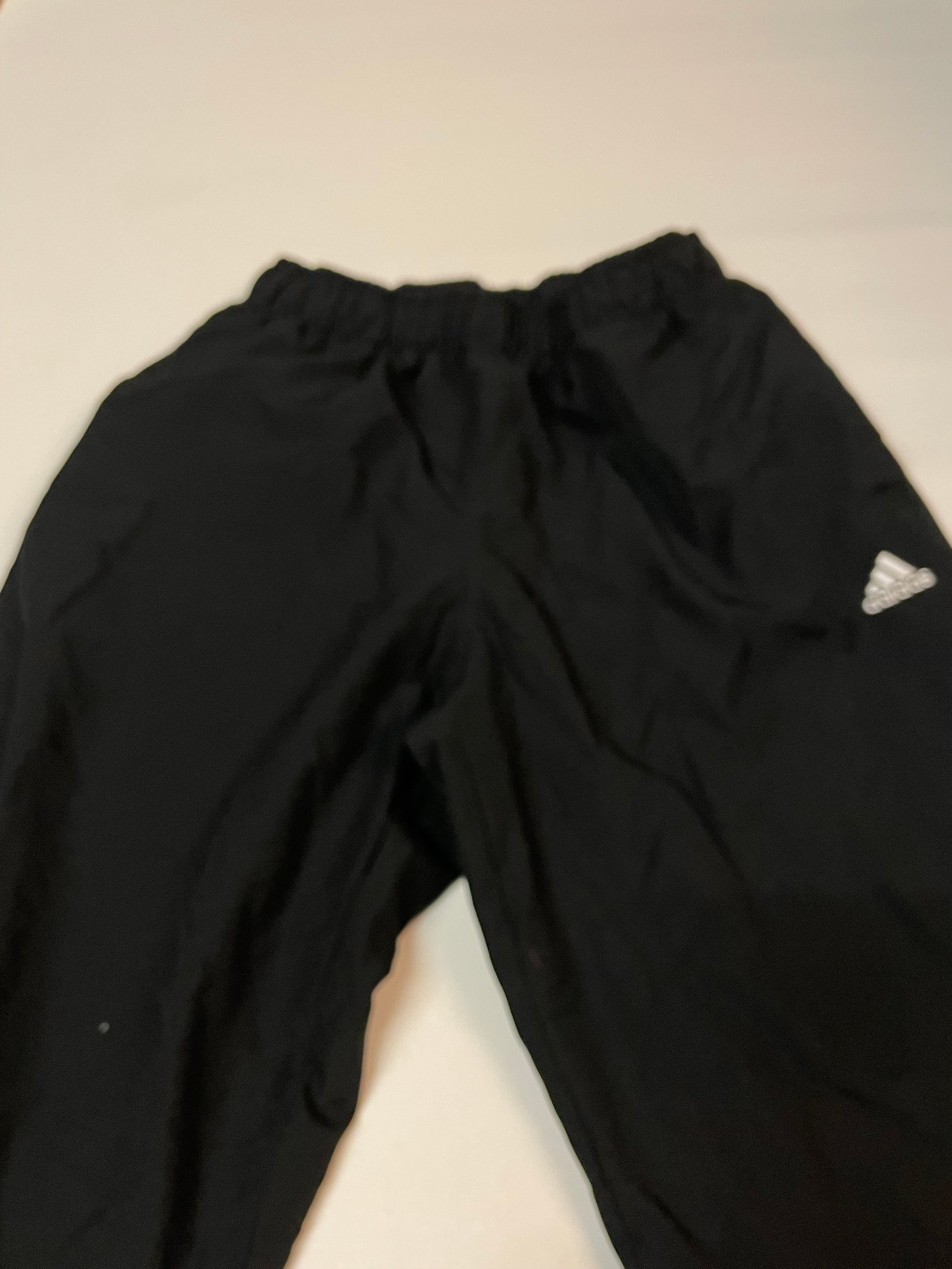 Entdecke unsere Vintage Track Pants von Nike und anderen Marken, erhältlich bei Valuxery.de - Dein Shop für trendige Vintage - Kleidung. Unsere Track Pants sind aus hochwertigen Materialien und