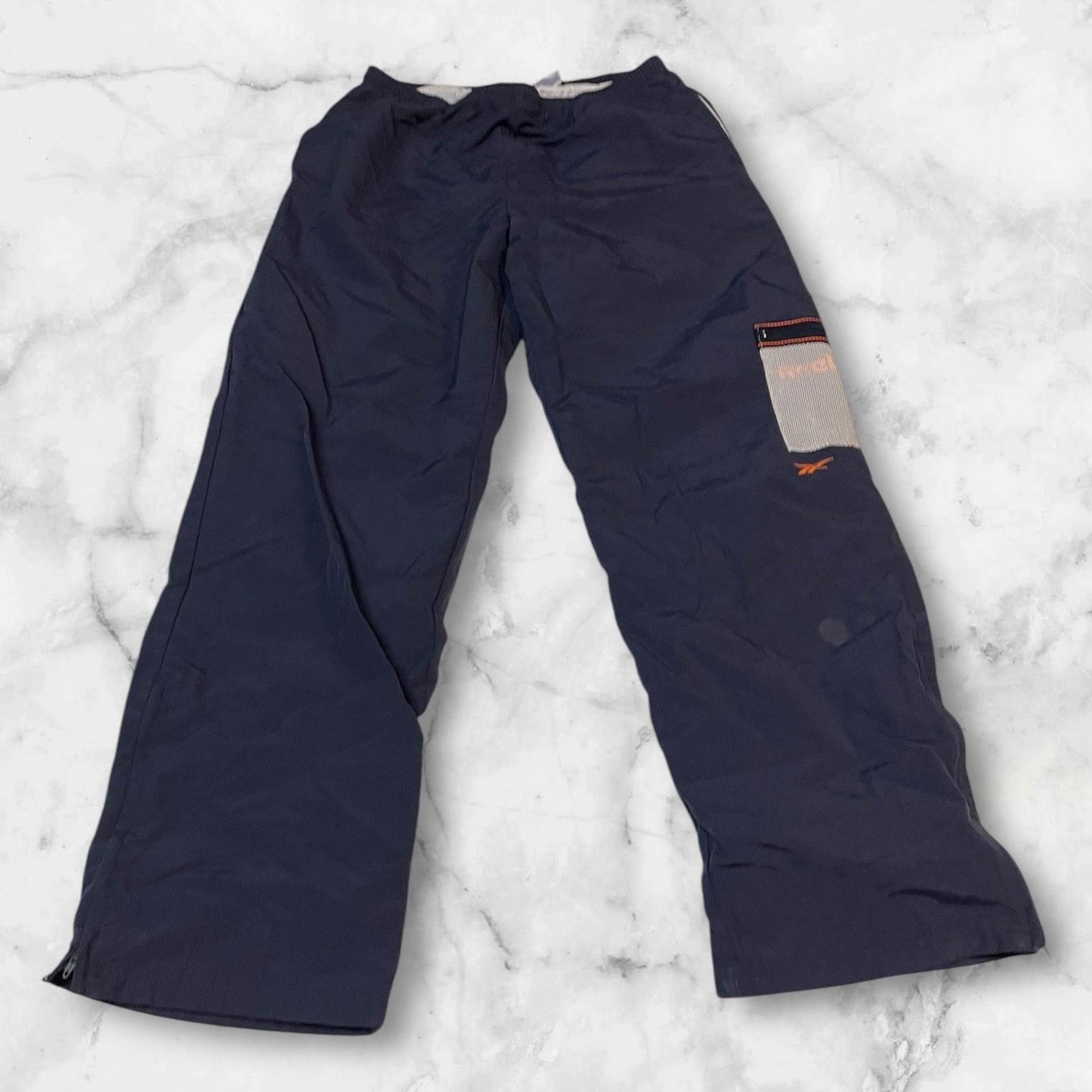 Entdecke unsere Vintage Track Pants von Nike und anderen Marken, erhältlich bei Valuxery.de - Dein Shop für trendige Vintage - Kleidung. Unsere Track Pants sind aus hochwertigen Materialien und