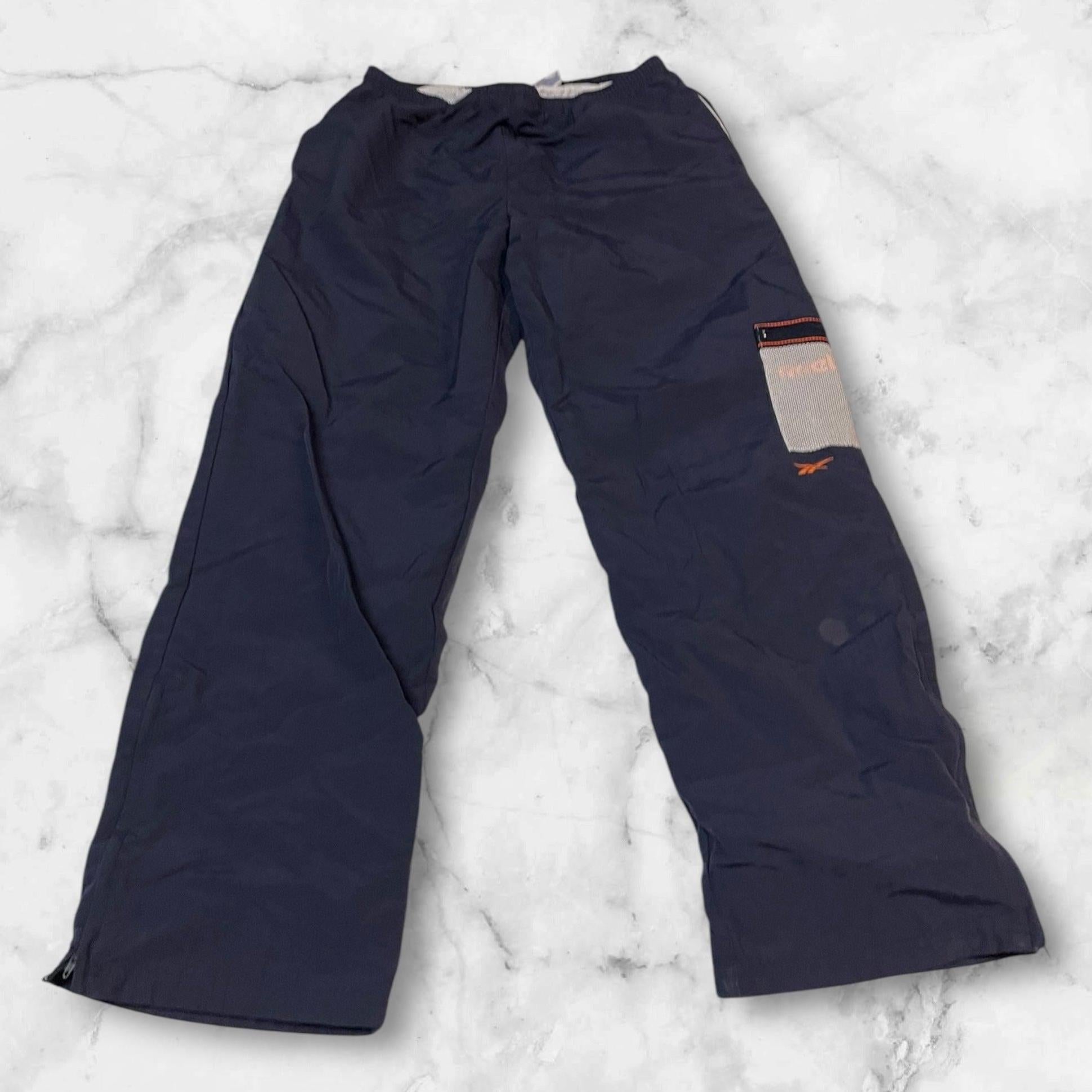Entdecke unsere Vintage Track Pants von Nike und anderen Marken, erhältlich bei Valuxery.de - Dein Shop für trendige Vintage - Kleidung. Unsere Track Pants sind aus hochwertigen Materialien und