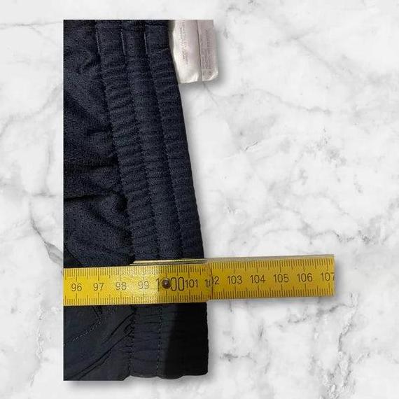 Entdecke unsere Vintage Track Pants von Nike und anderen Marken, erhältlich bei Valuxery.de - Dein Shop für trendige Vintage - Kleidung. Unsere Track Pants sind aus hochwertigen Materialien und
