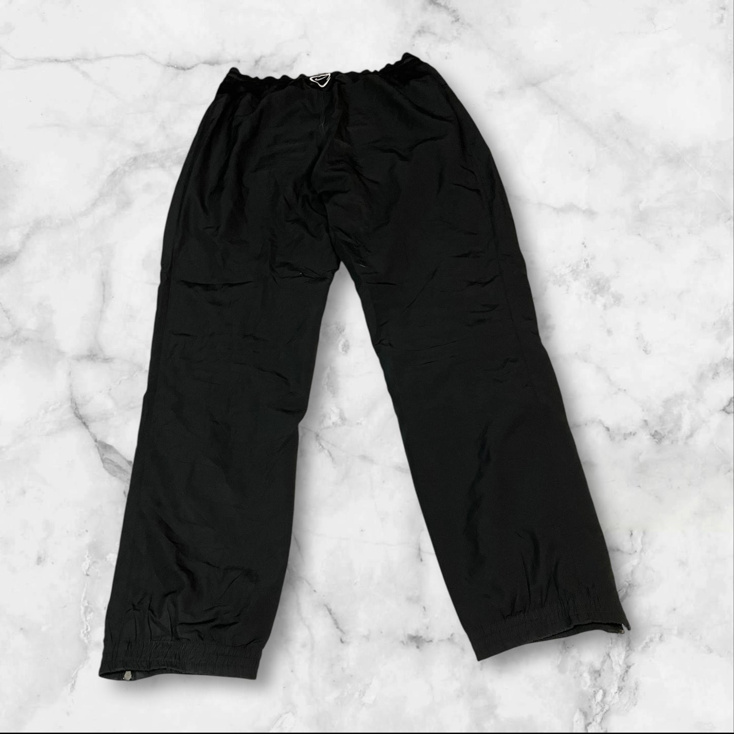 Entdecke unsere Vintage Track Pants von Nike und anderen Marken, erhältlich bei Valuxery.de - Dein Shop für trendige Vintage - Kleidung. Unsere Track Pants sind aus hochwertigen Materialien und