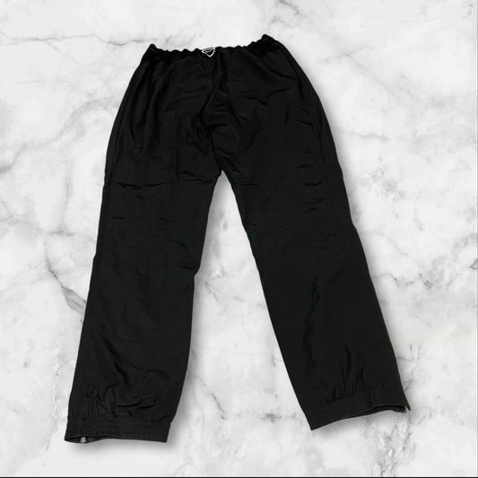 Entdecke unsere Vintage Track Pants von Nike und anderen Marken, erhältlich bei Valuxery.de - Dein Shop für trendige Vintage - Kleidung. Unsere Track Pants sind aus hochwertigen Materialien und