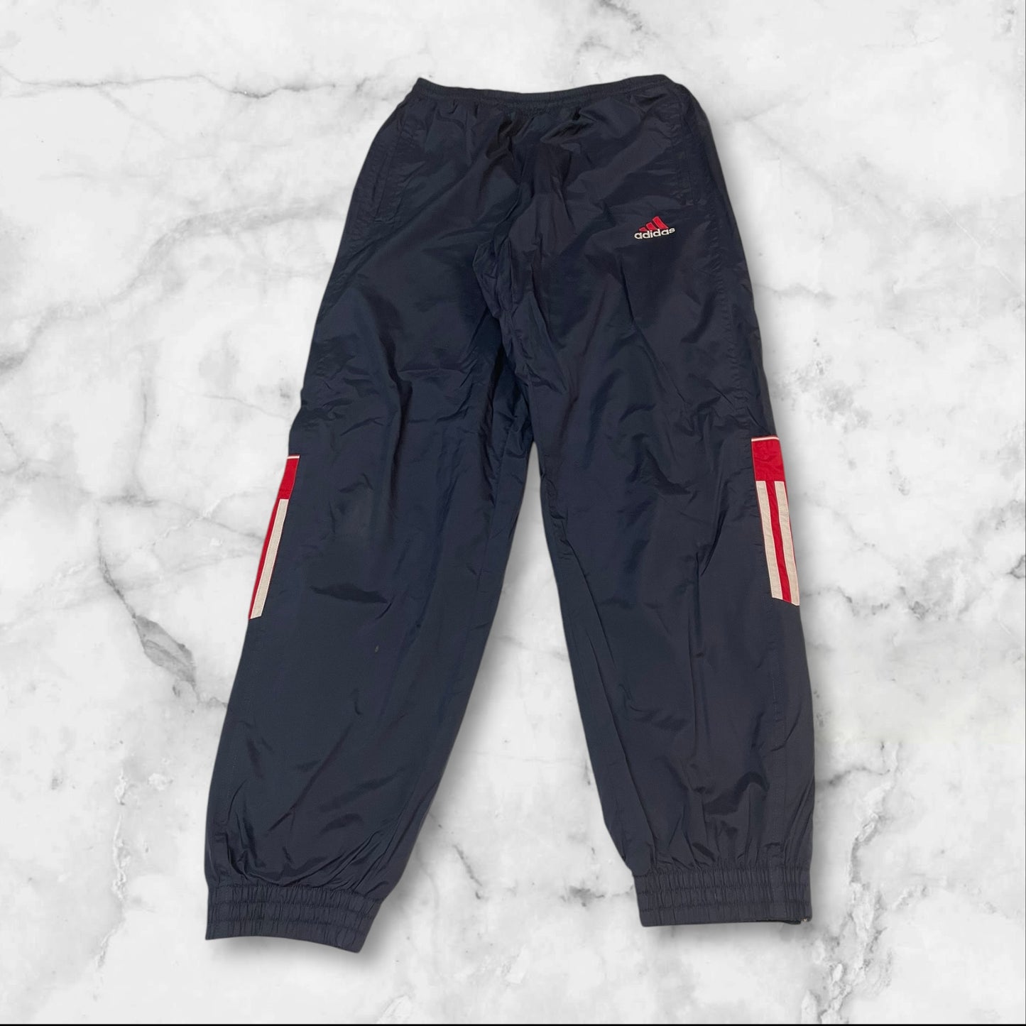 Entdecke unsere Vintage Track Pants von Nike und anderen Marken, erhältlich bei Valuxery.de - Dein Shop für trendige Vintage - Kleidung. Unsere Track Pants sind aus hochwertigen Materialien und