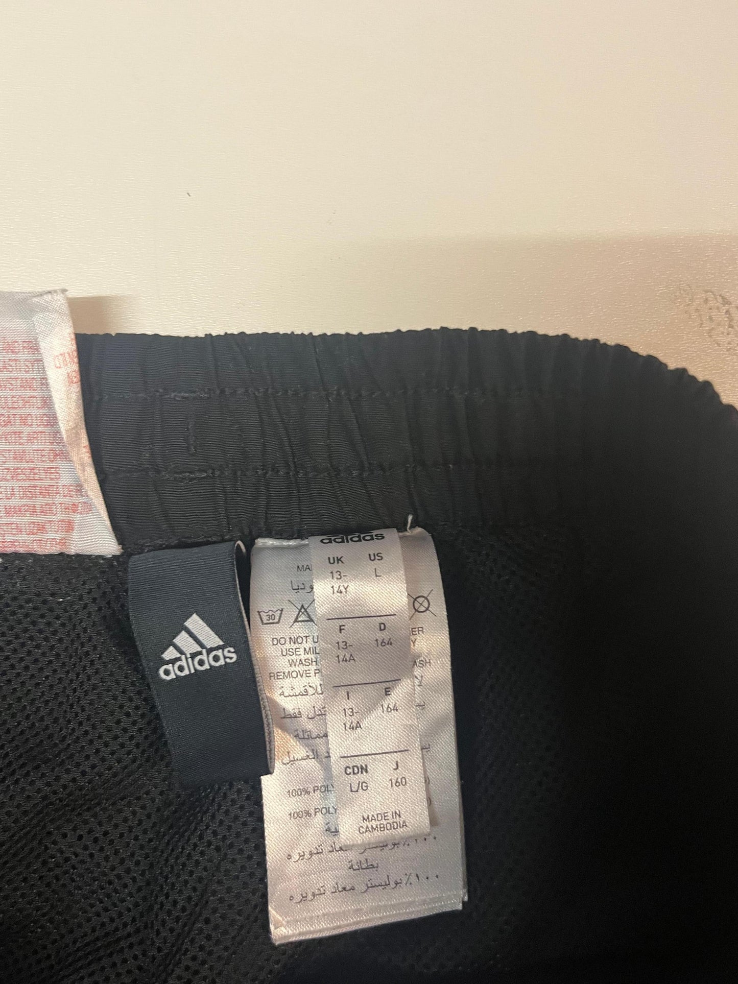 Entdecke unsere Vintage Track Pants von Nike und anderen Marken, erhältlich bei Valuxery.de - Dein Shop für trendige Vintage - Kleidung. Unsere Track Pants sind aus hochwertigen Materialien und