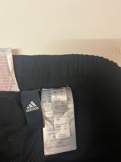 Entdecke unsere Vintage Track Pants von Nike und anderen Marken, erhältlich bei Valuxery.de - Dein Shop für trendige Vintage - Kleidung. Unsere Track Pants sind aus hochwertigen Materialien und