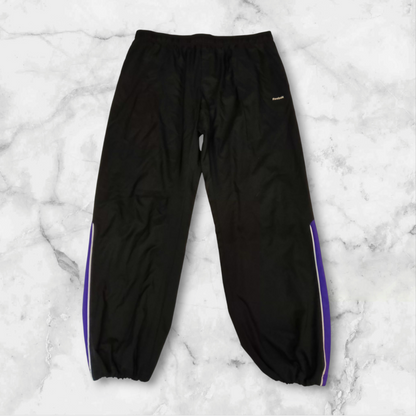 Entdecke unsere Vintage Track Pants von Nike und anderen Marken, erhältlich bei Valuxery.de - Dein Shop für trendige Vintage - Kleidung. Unsere Track Pants sind aus hochwertigen Materialien und