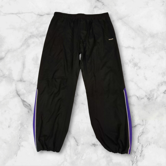 Entdecke unsere Vintage Track Pants von Nike und anderen Marken, erhältlich bei Valuxery.de - Dein Shop für trendige Vintage - Kleidung. Unsere Track Pants sind aus hochwertigen Materialien und
