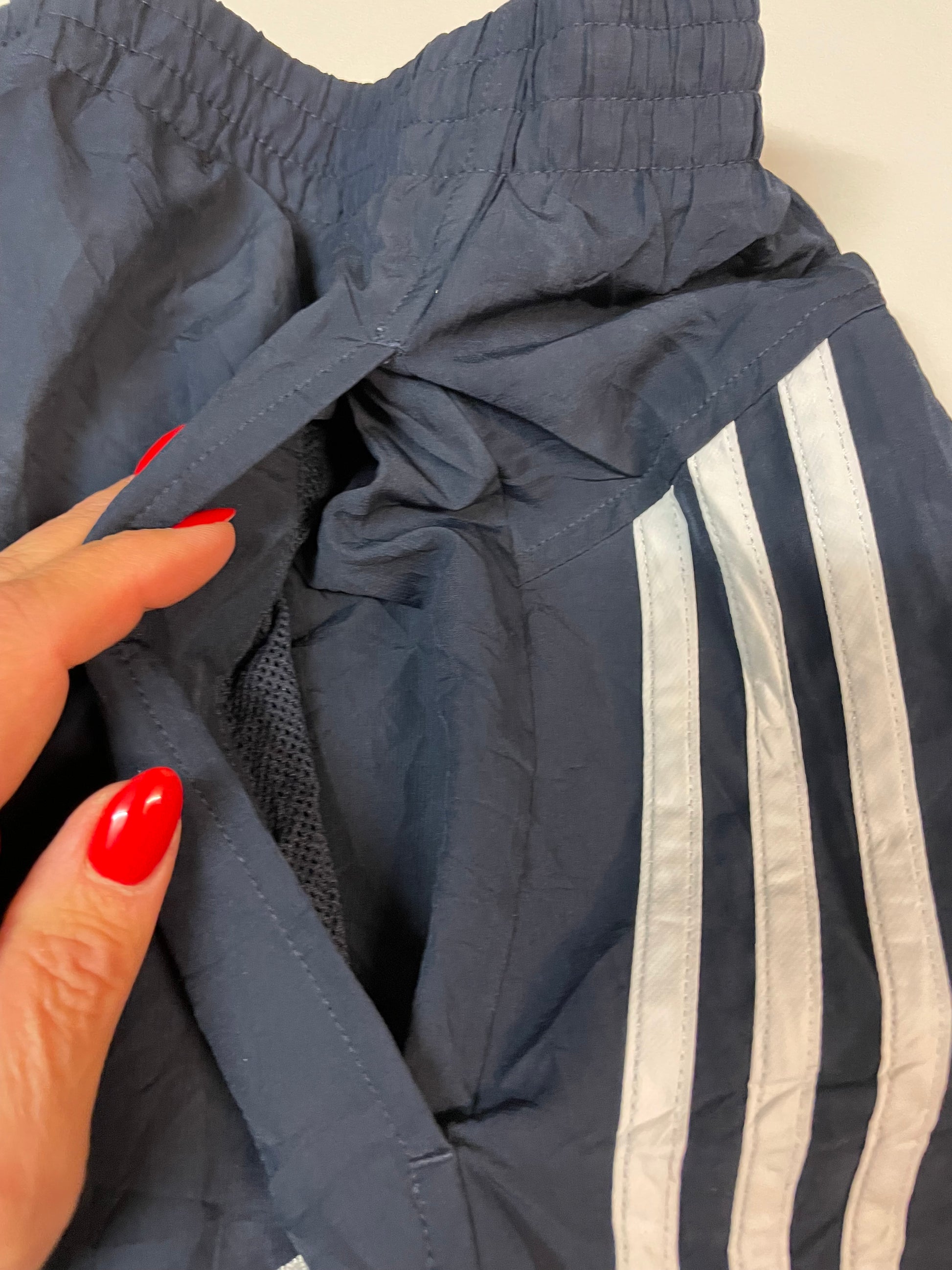 Entdecke unsere Vintage Track Pants von Nike und anderen Marken, erhältlich bei Valuxery.de - Dein Shop für trendige Vintage - Kleidung. Unsere Track Pants sind aus hochwertigen Materialien und