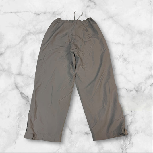 Entdecke unsere Vintage Track Pants von Nike und anderen Marken, erhältlich bei Valuxery.de - Dein Shop für trendige Vintage - Kleidung. Unsere Track Pants sind aus hochwertigen Materialien und