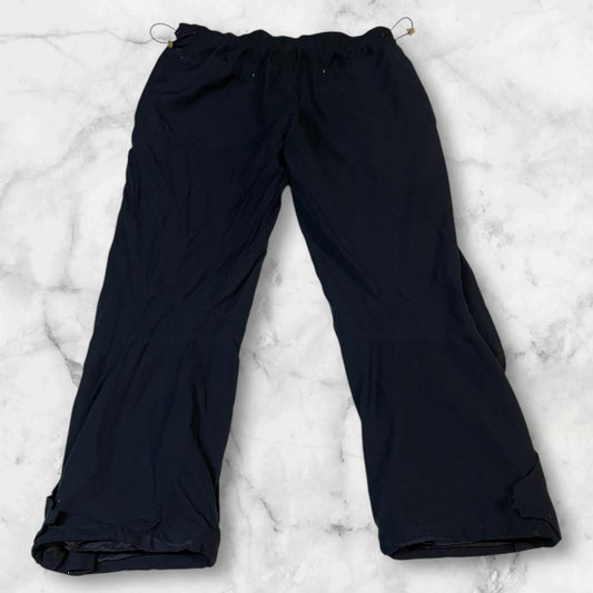 Entdecke unsere Vintage Track Pants von Nike und anderen Marken, erhältlich bei Valuxery.de - Dein Shop für trendige Vintage - Kleidung. Unsere Track Pants sind aus hochwertigen Materialien und