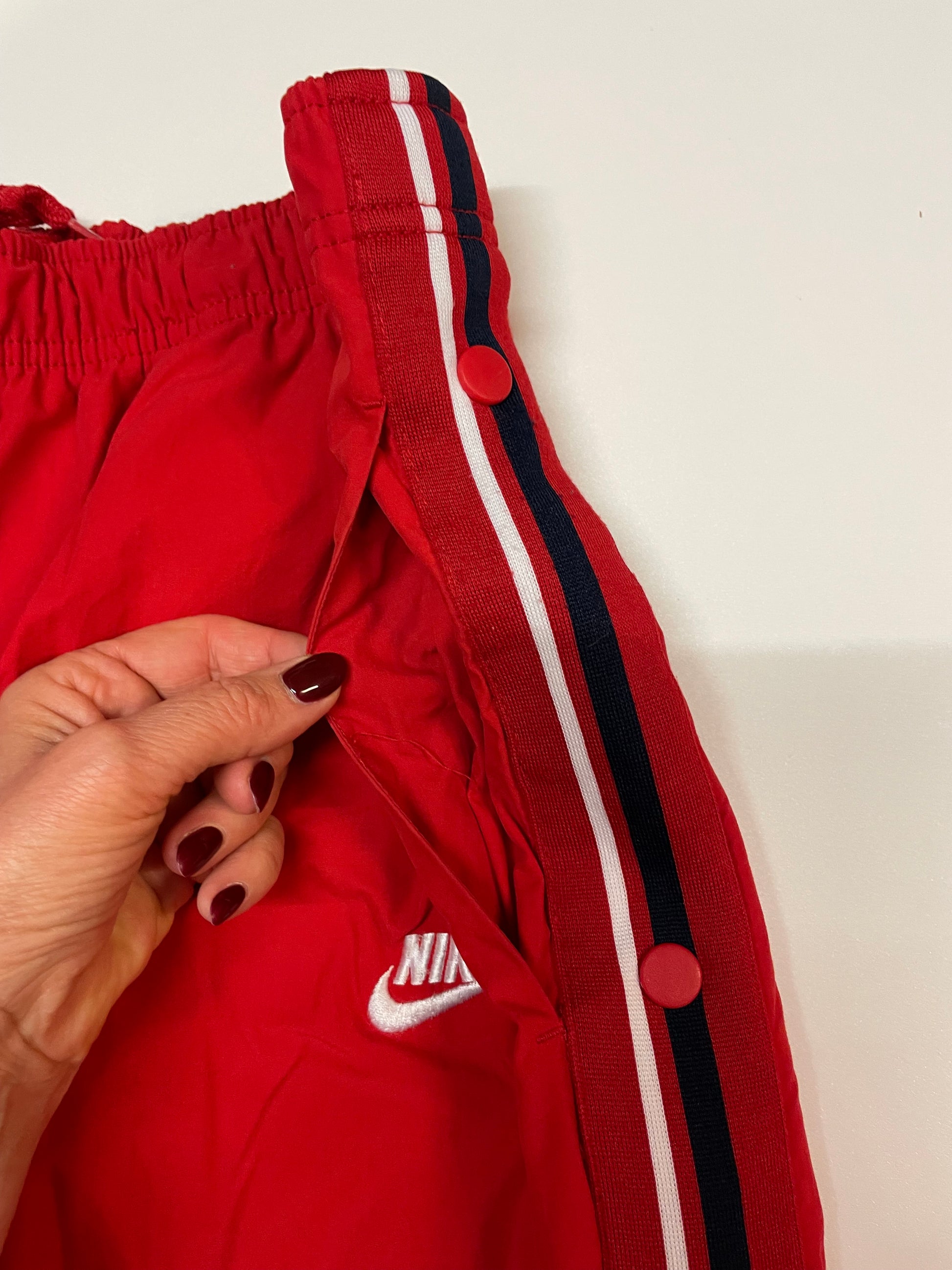 Entdecke unsere Vintage Track Pants von Nike und anderen Marken, erhältlich bei Valuxery.de - Dein Shop für trendige Vintage - Kleidung. Unsere Track Pants sind aus hochwertigen Materialien und