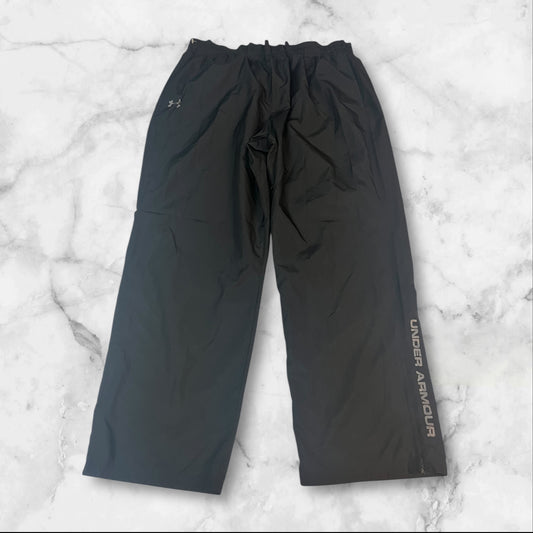 Entdecke unsere Vintage Track Pants von Nike und anderen Marken, erhältlich bei Valuxery.de - Dein Shop für trendige Vintage - Kleidung. Unsere Track Pants sind aus hochwertigen Materialien und