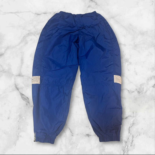 Entdecke unsere Vintage Track Pants von Nike und anderen Marken, erhältlich bei Valuxery.de - Dein Shop für trendige Vintage - Kleidung. Unsere Track Pants sind aus hochwertigen Materialien und
