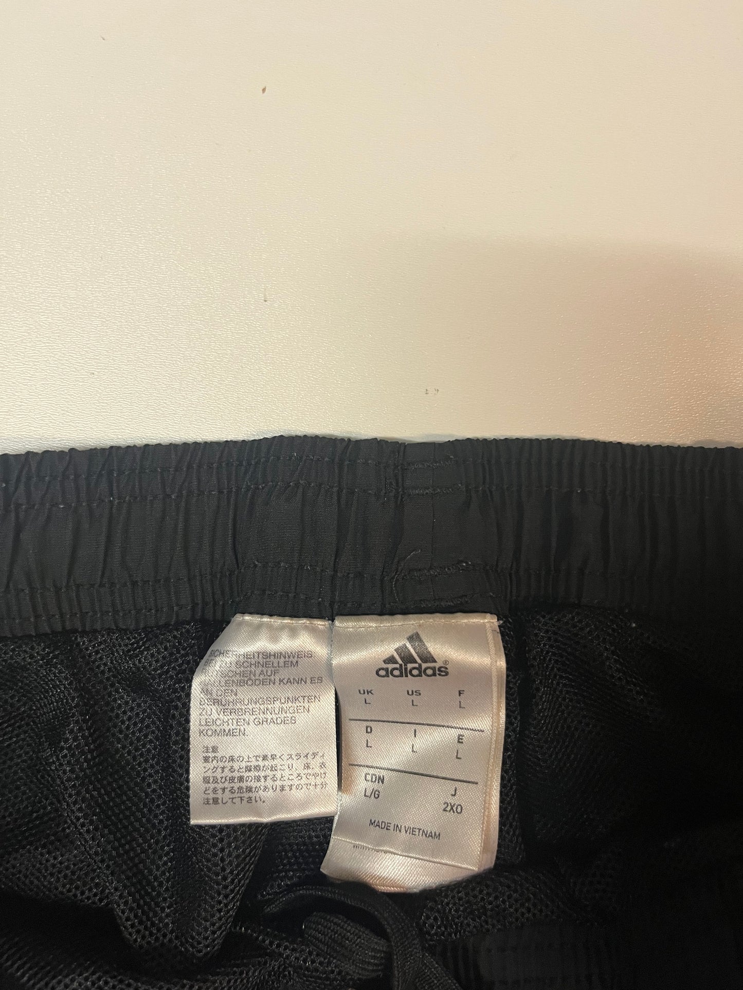 Entdecke unsere Vintage Track Pants von Nike und anderen Marken, erhältlich bei Valuxery.de - Dein Shop für trendige Vintage - Kleidung. Unsere Track Pants sind aus hochwertigen Materialien und