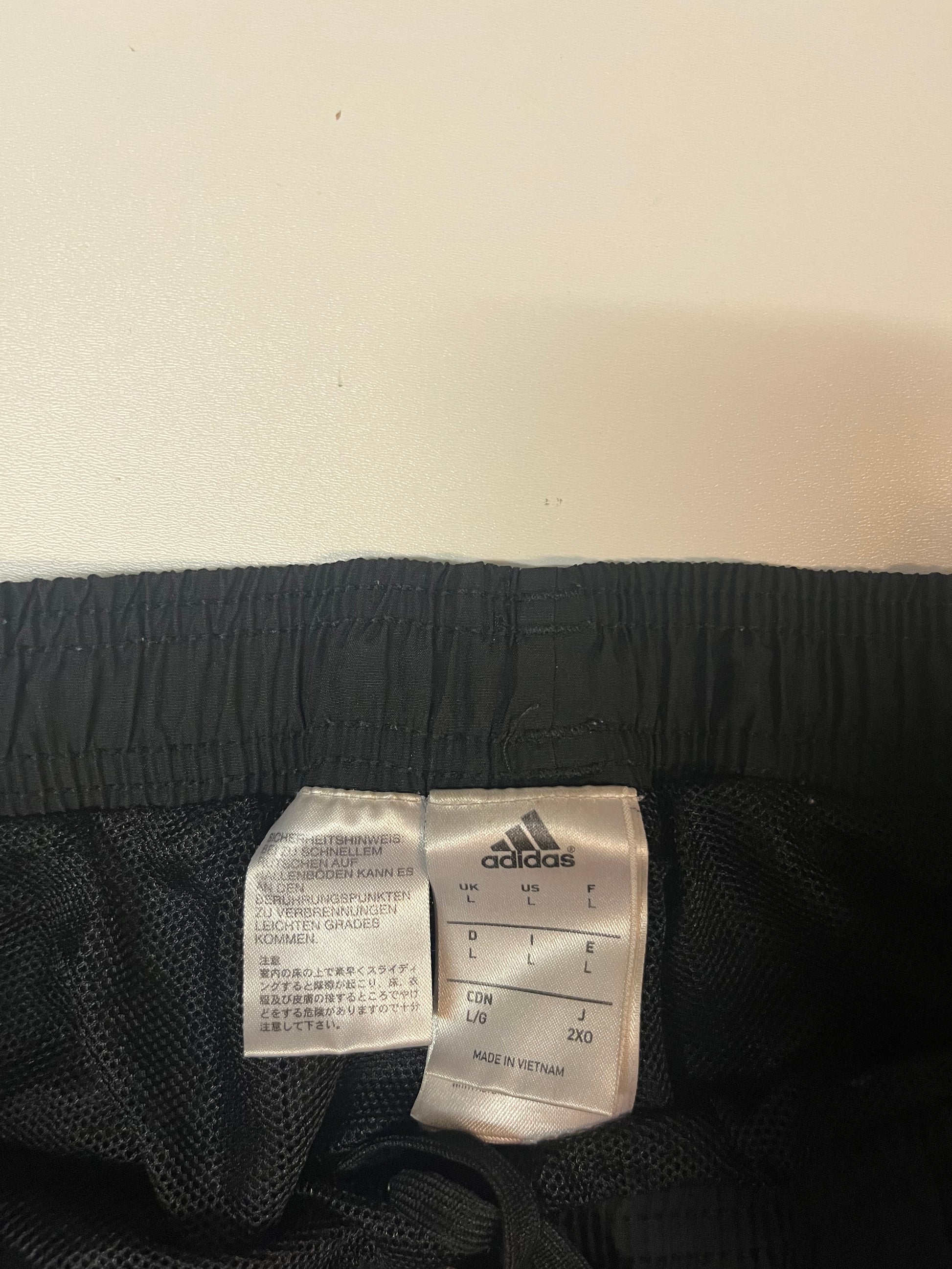 Entdecke unsere Vintage Track Pants von Nike und anderen Marken, erhältlich bei Valuxery.de - Dein Shop für trendige Vintage - Kleidung. Unsere Track Pants sind aus hochwertigen Materialien und