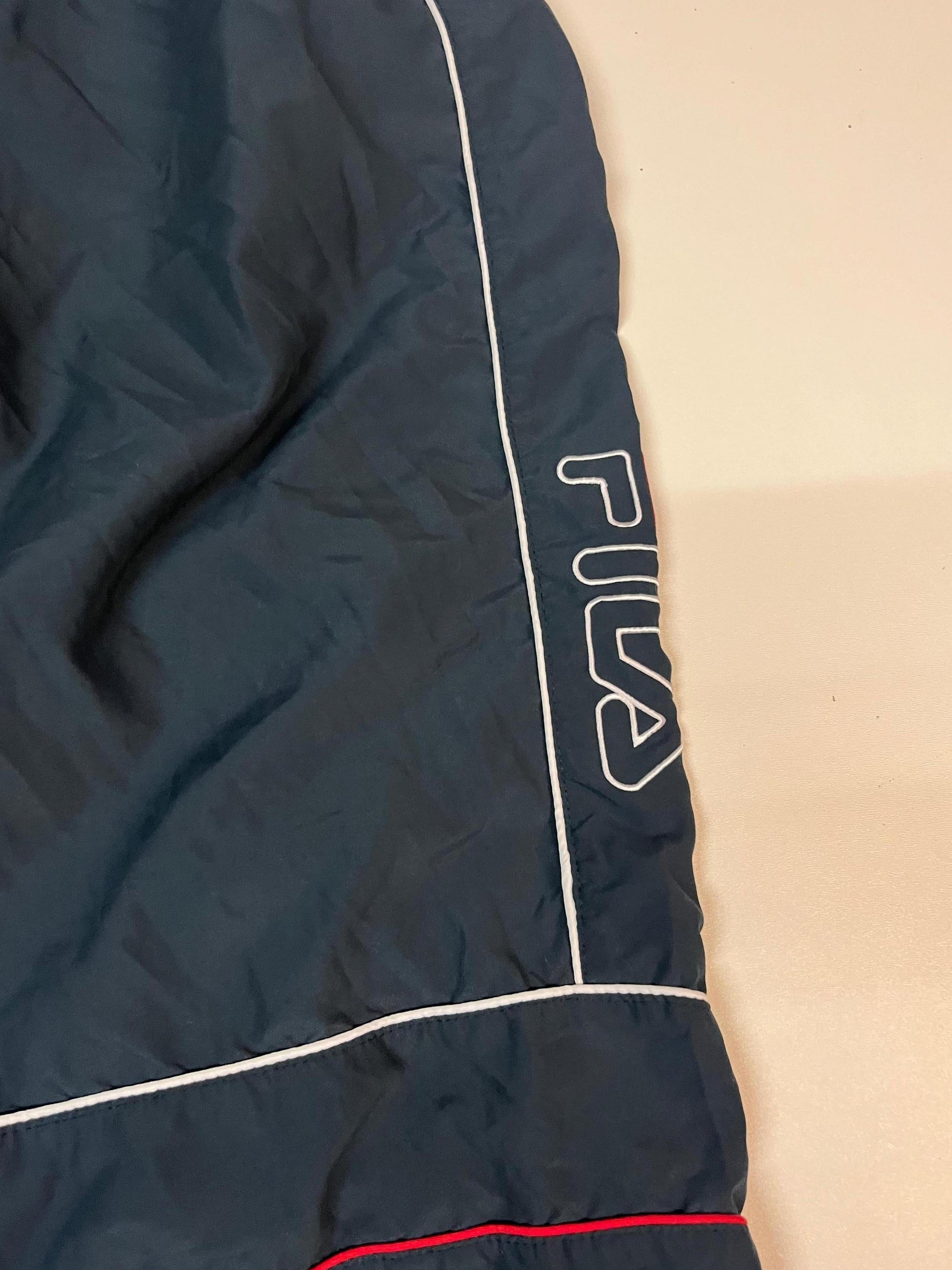 Entdecke unsere Vintage Track Pants von Nike und anderen Marken, erhältlich bei Valuxery.de - Dein Shop für trendige Vintage - Kleidung. Unsere Track Pants sind aus hochwertigen Materialien und