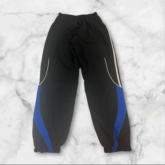 Entdecke unsere Vintage Track Pants von Nike und anderen Marken, erhältlich bei Valuxery.de - Dein Shop für trendige Vintage - Kleidung. Unsere Track Pants sind aus hochwertigen Materialien und