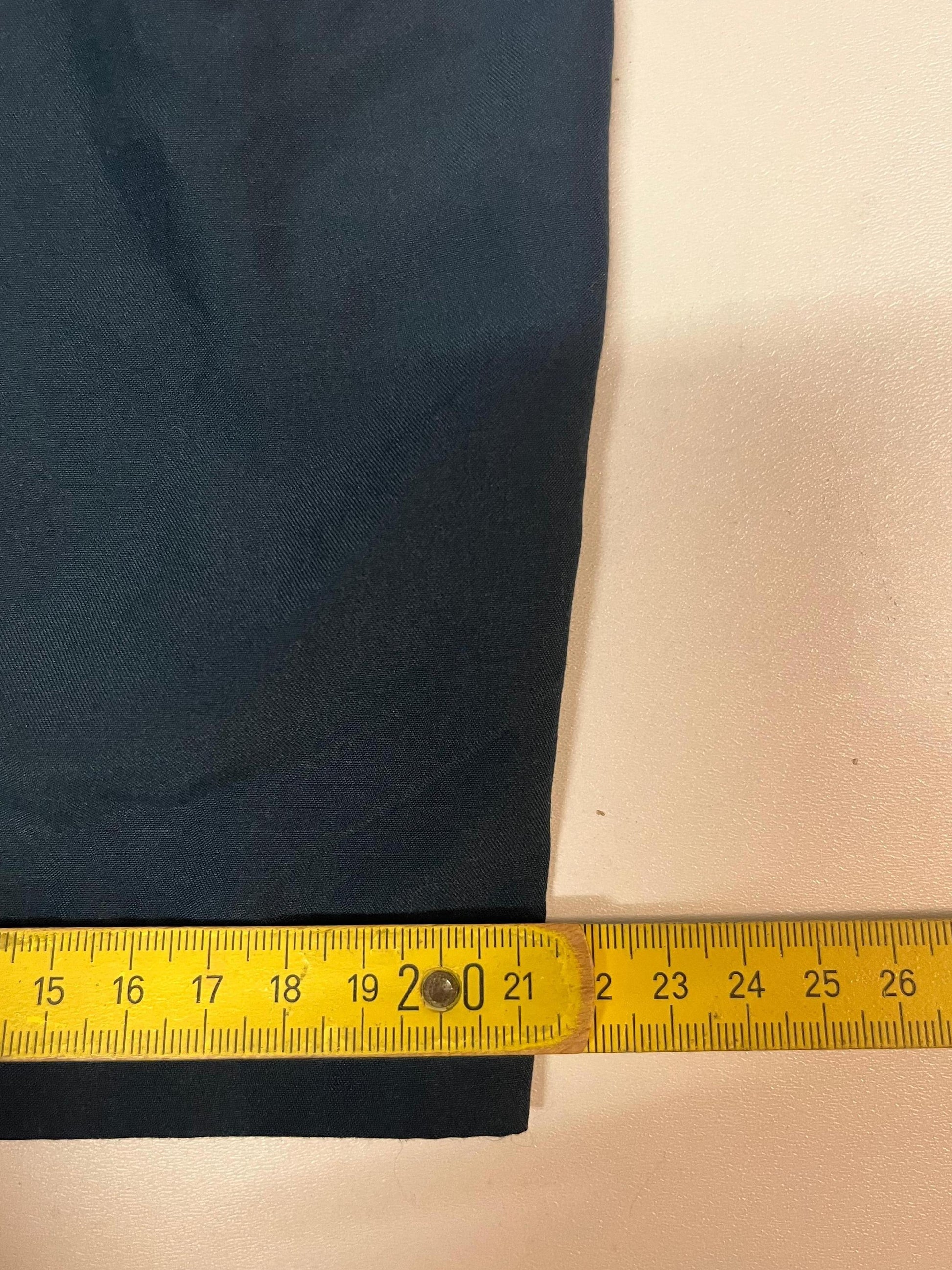 Entdecke unsere Vintage Track Pants von Nike und anderen Marken, erhältlich bei Valuxery.de - Dein Shop für trendige Vintage - Kleidung. Unsere Track Pants sind aus hochwertigen Materialien und