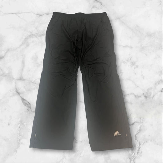 Entdecke unsere Vintage Track Pants von Nike und anderen Marken, erhältlich bei Valuxery.de - Dein Shop für trendige Vintage - Kleidung. Unsere Track Pants sind aus hochwertigen Materialien und