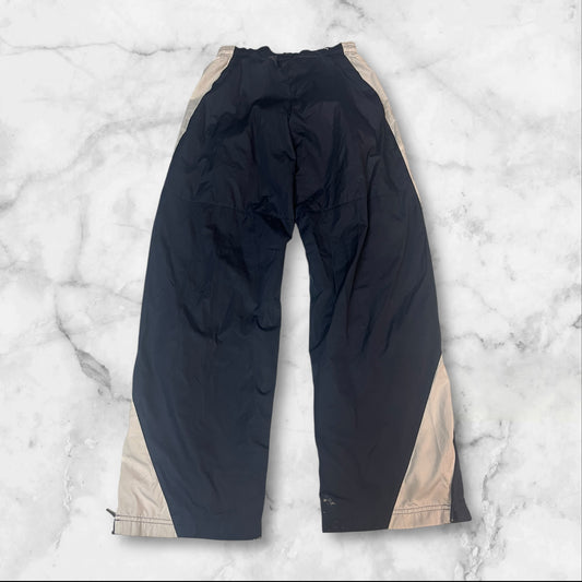 Entdecke unsere Vintage Track Pants von Nike und anderen Marken, erhältlich bei Valuxery.de - Dein Shop für trendige Vintage - Kleidung. Unsere Track Pants sind aus hochwertigen Materialien und