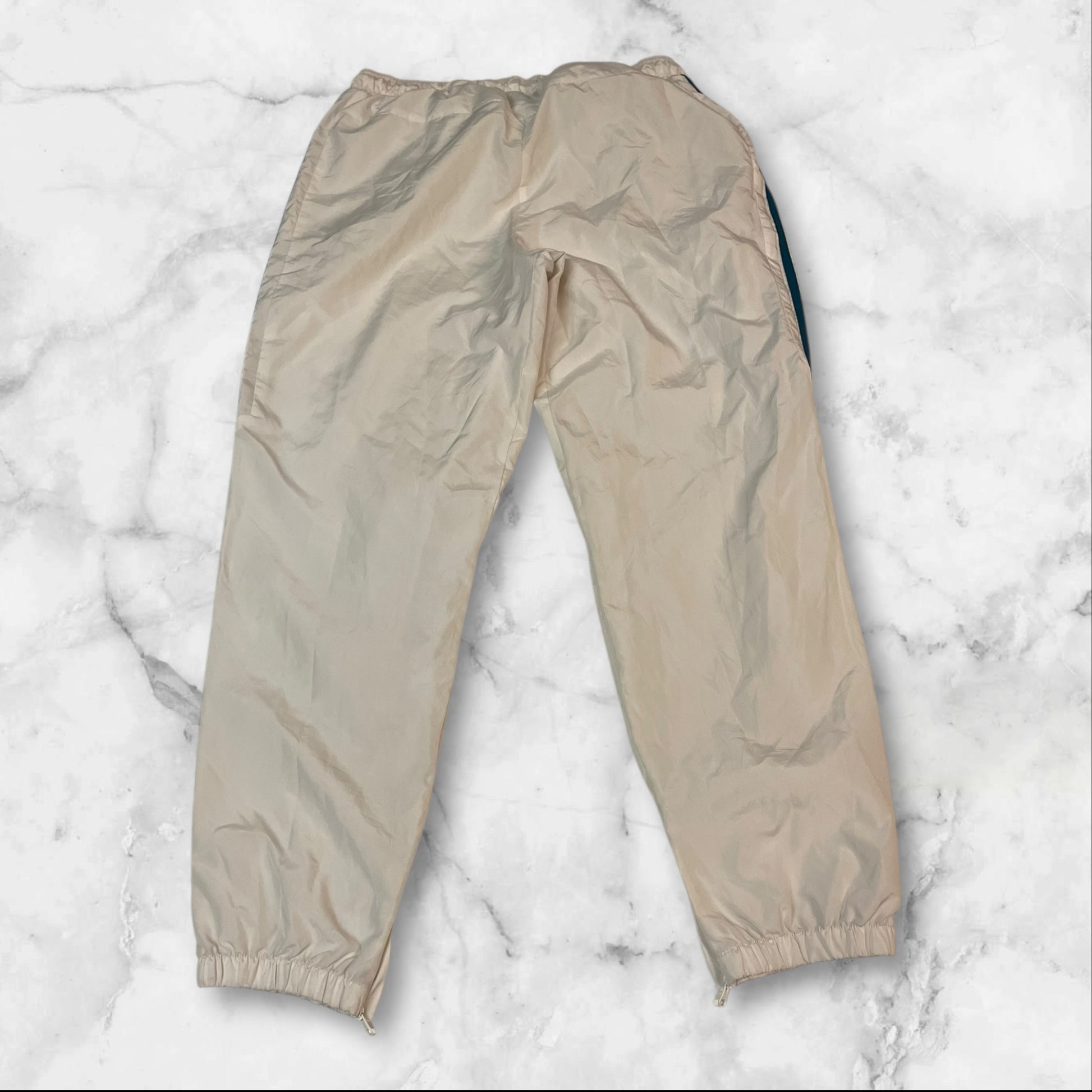 Entdecke unsere Vintage Track Pants von Nike und anderen Marken, erhältlich bei Valuxery.de - Dein Shop für trendige Vintage - Kleidung. Unsere Track Pants sind aus hochwertigen Materialien und